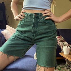 Vintage High Waisted Green Midi Shorts 24/25 by Rio Rare